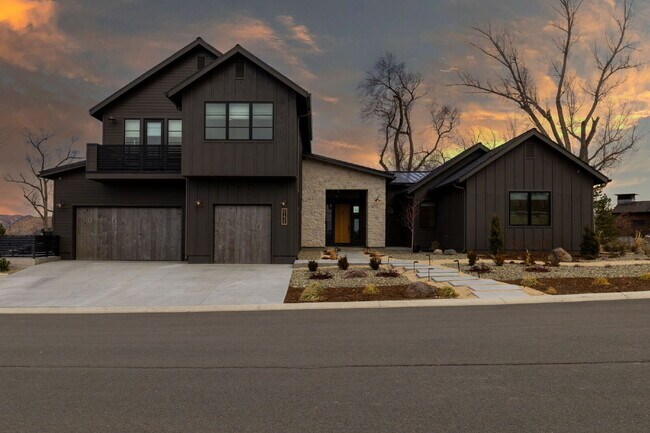 Building Photo - Beautiful Fully Furnished Custom Home in Rancharrah