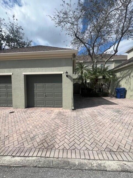 Building Photo - 211 E Thatch Palm Cir