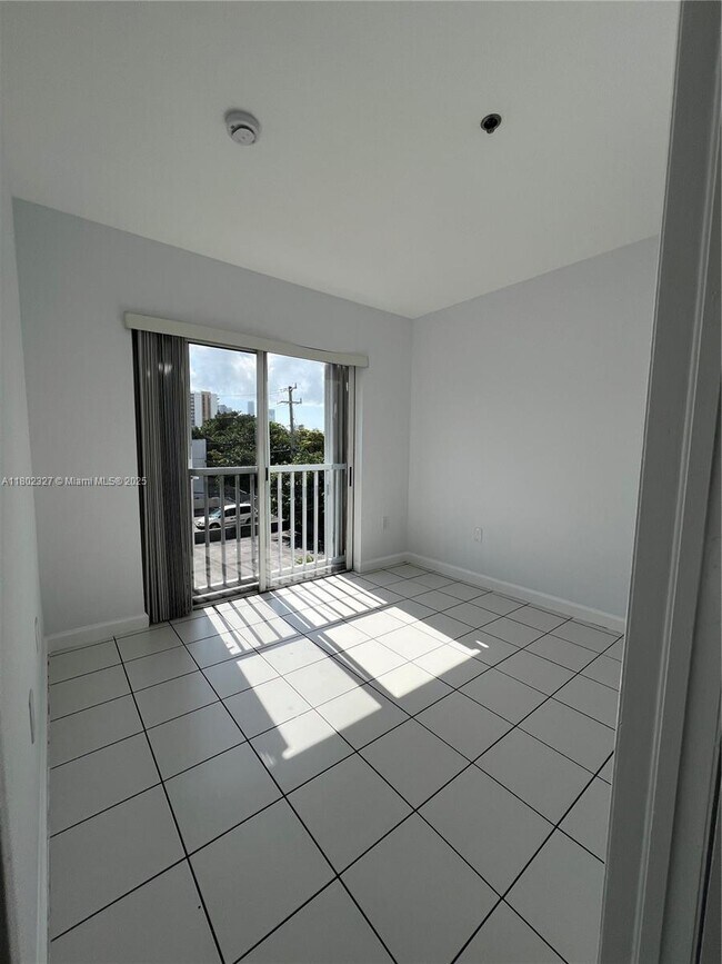 Building Photo - 717 SW 11th Ave