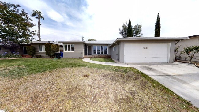 Building Photo - Large House on Dorothy Dr! (Lease out, pen...