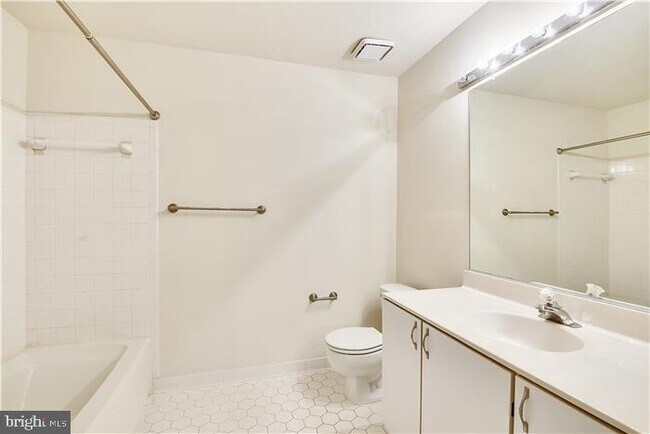 Building Photo - 925 Hillside Lake Terrace
