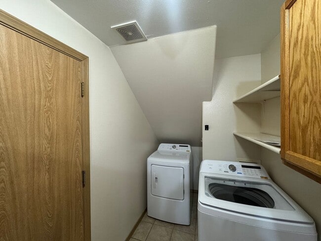 Building Photo - Charming Three Bedroom Near Pacific Ave!