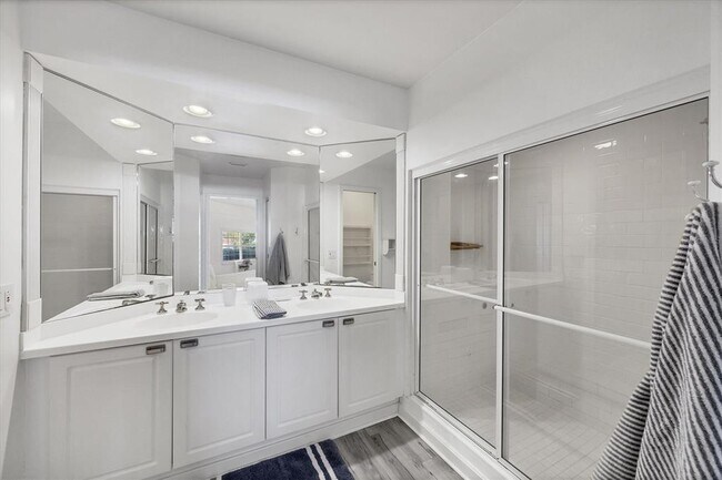 Building Photo - 3605 54th Dr W