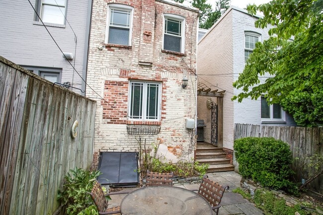 Building Photo - 1512 Swann St NW