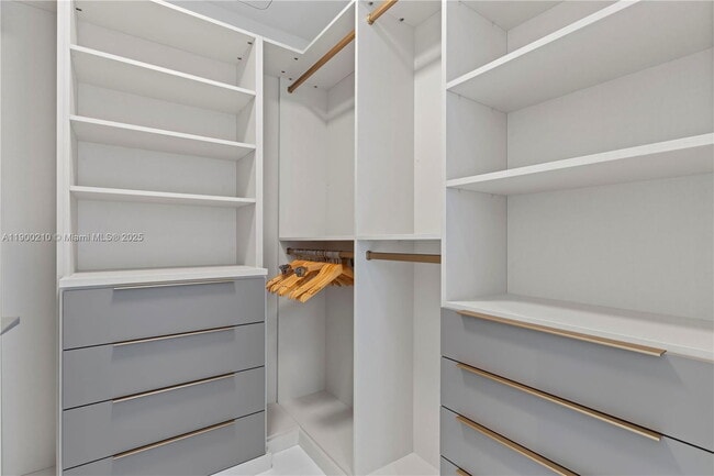 Building Photo - 300 Biscayne Blvd Way