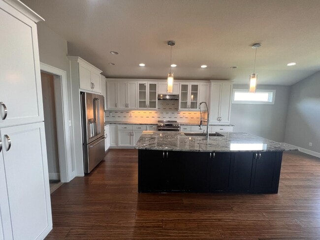 Building Photo - 627 N Daylily Dr