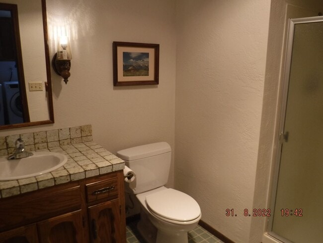 Building Photo - Large 3 Bedroom House