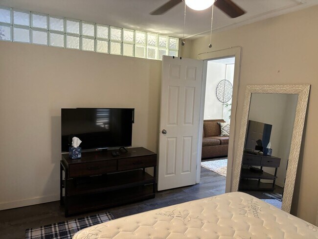 Building Photo - AVAILABLE NOW. Electric included. Furnishe...