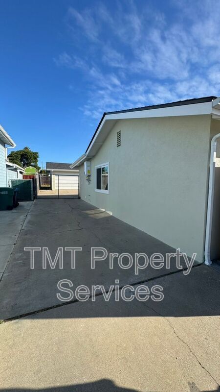 Building Photo - 1339 Newport Ave