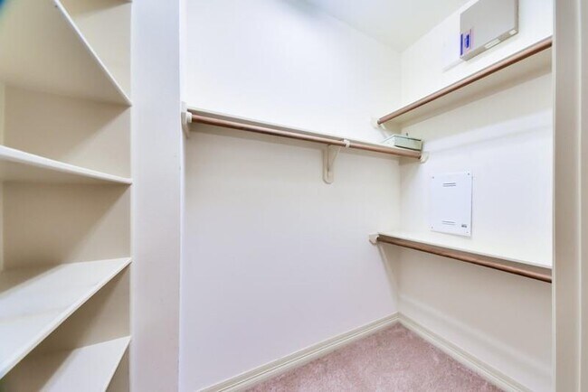 Building Photo - 845 Rosine St
