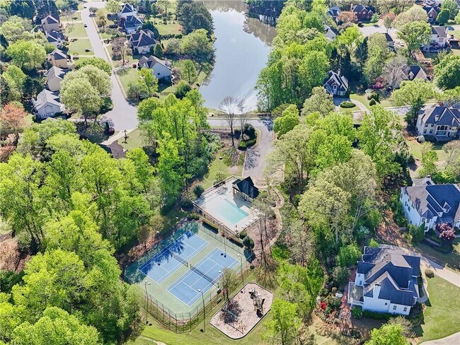 Building Photo - 2740 Stonehill Way