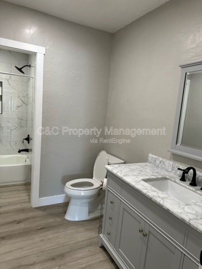 Building Photo - 1519 W 22nd Pl