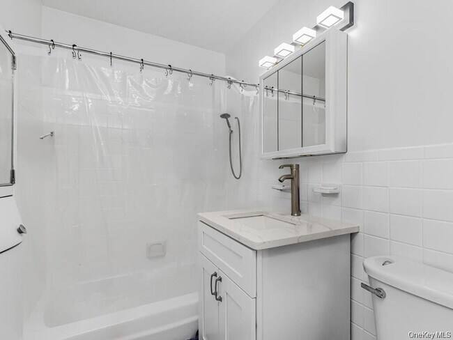 Building Photo - 555 Kappock St