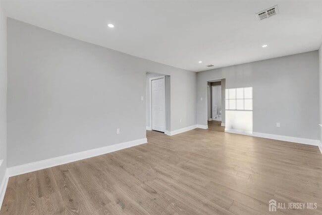 Building Photo - 15 N Main St