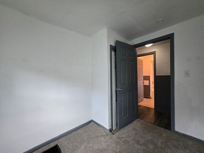 Building Photo - Move-In Ready Kettering Home