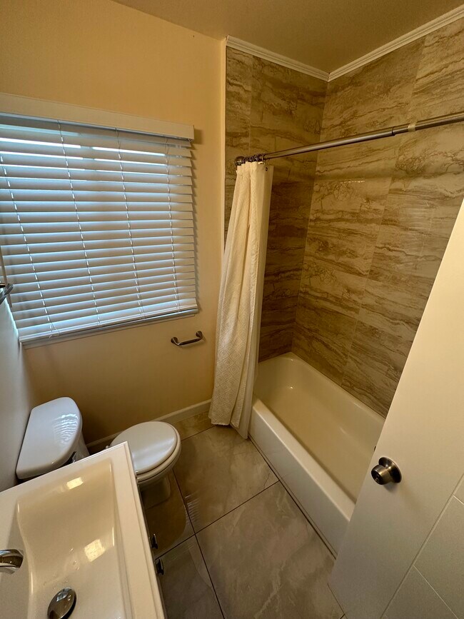 1st bathroom - 15526 Septo St