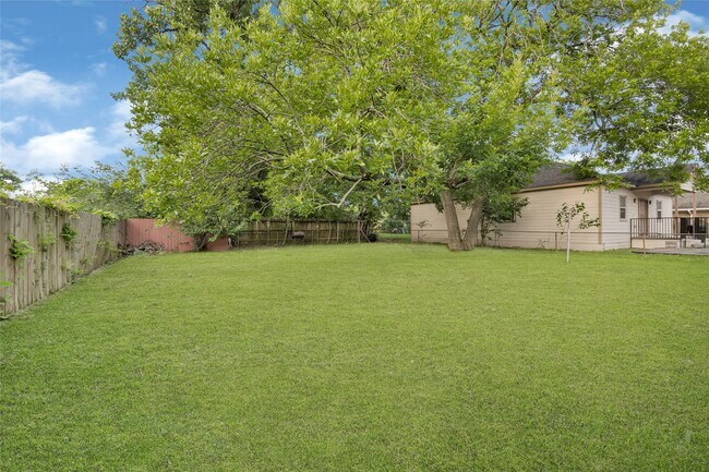 Building Photo - 7526 Bywood St