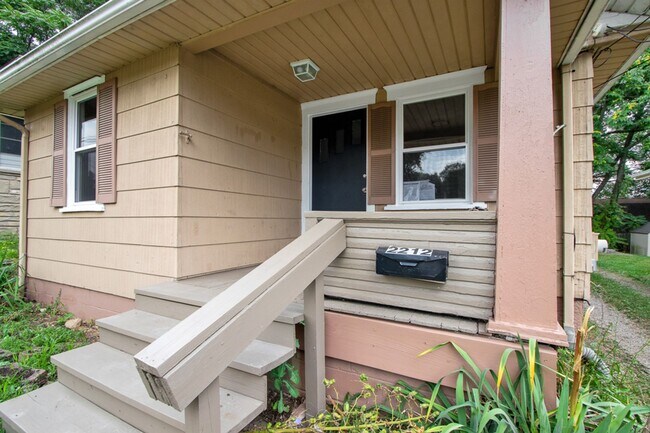 Building Photo - 2212 Snyder Ave NE