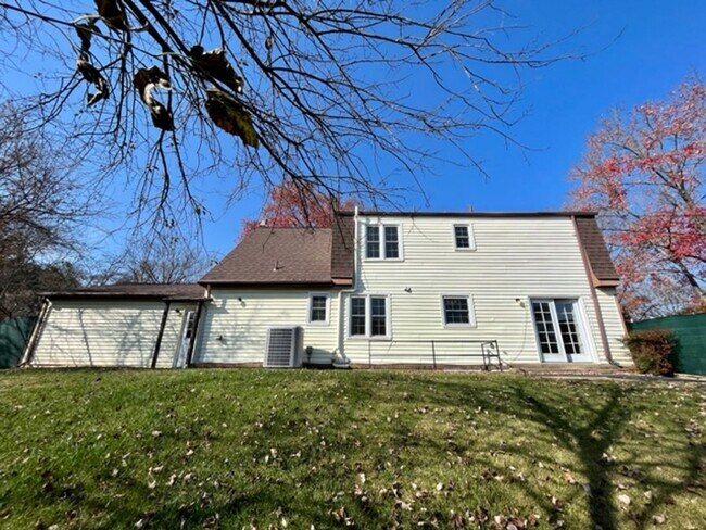 Building Photo - Beautiful and updated 4 BR 2.5 BA with gar...