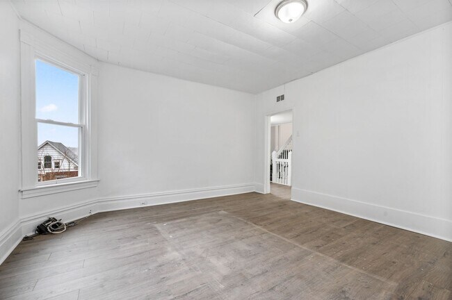 Building Photo - Spacious 3 Bed, 1 Bath Apartment in Garfie...