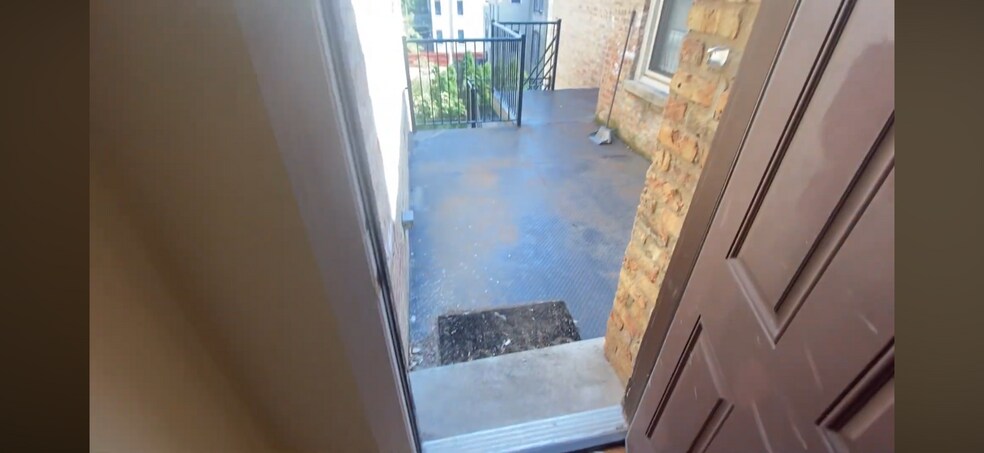 Building Photo - 6949 N Oakley Ave