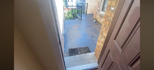 Building Photo - 6947 North Oakley-1