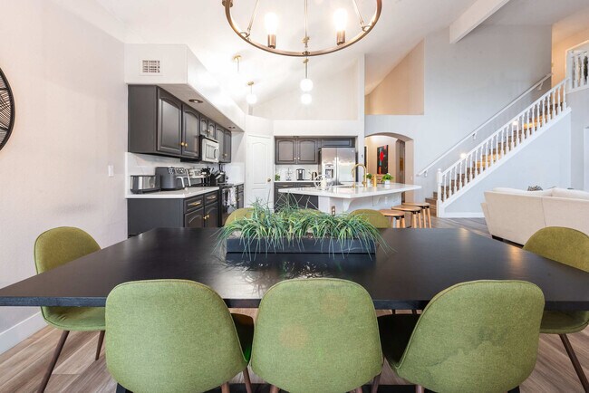 Building Photo - 5924 E Woodridge Dr