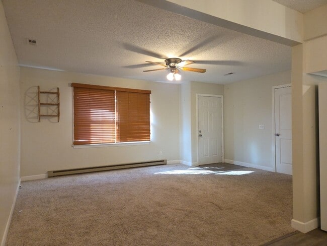 Building Photo - 3 Bed, 1 Bath, 1 Car Garage House for Rent in Bolivar, MO! Large fenced in backyard!!