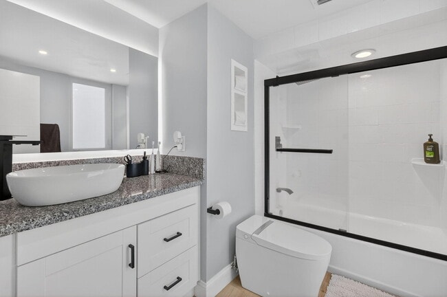 Building Photo - 8125 Crespi Blvd