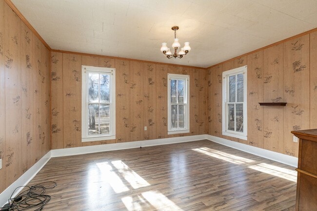 Building Photo - 2 Bedroom | 1 Bathroom | With a Large Deta...