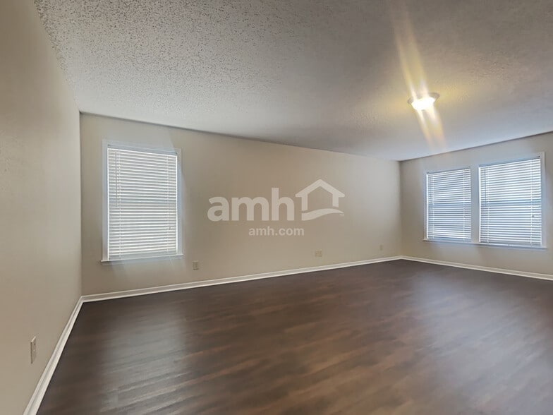 Building Photo - 2957 Seasons Dr