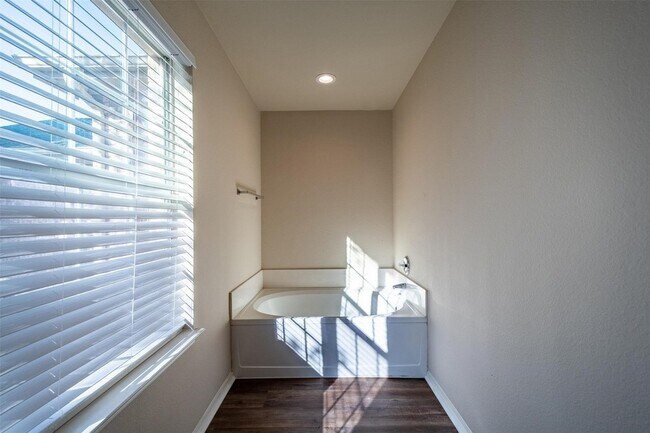 Building Photo - 228 Memory Dr