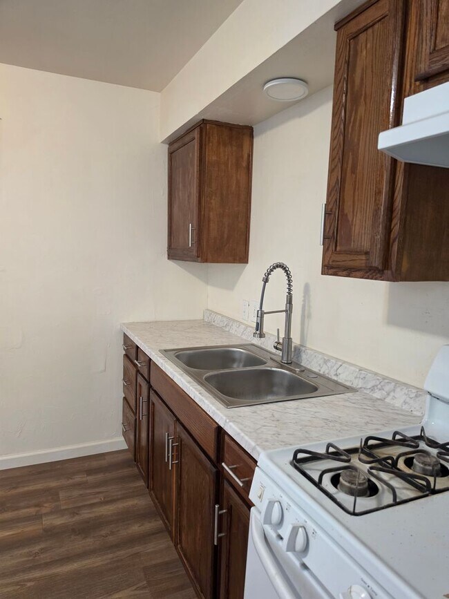 Building Photo - 3 Bedroom 2 Bath
