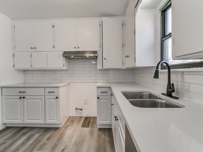 Building Photo - Newly Remodeled 3 Bedroom Home