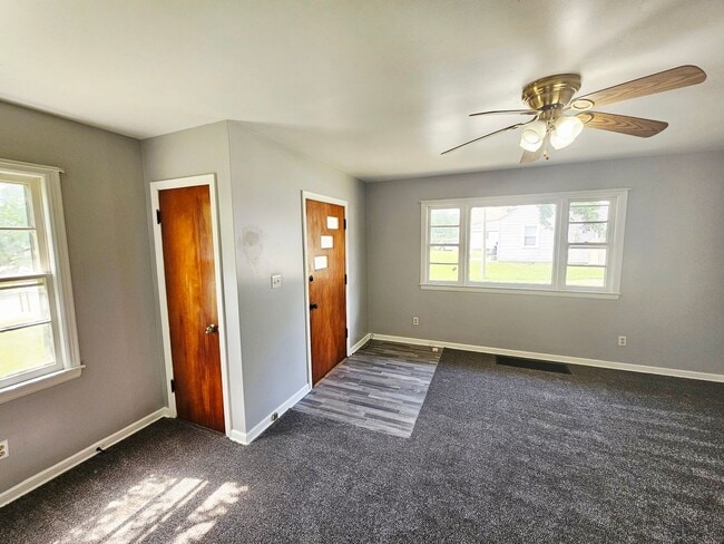 Building Photo - Renovated 2BR/1BA Home