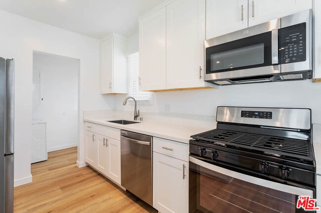 Building Photo - 815 W Glenoaks Blvd