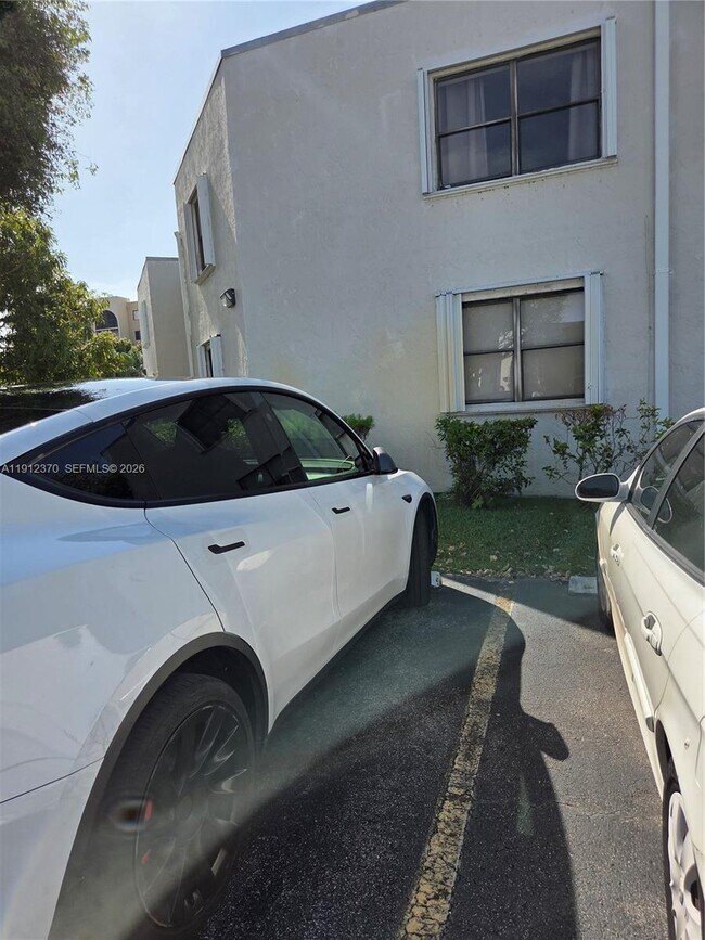 Building Photo - 9433 Fontainebleau Blvd