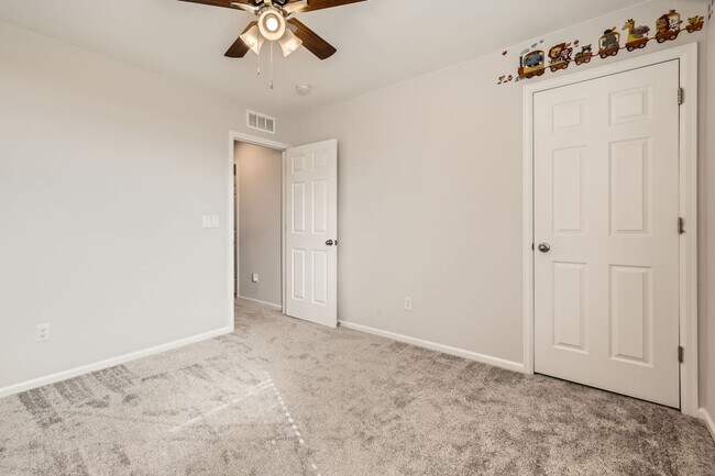 Building Photo - Wonderful 4/2.5 Home in SE Longmont. Large Rooms and Great Fenced Yard. Attached Garage.