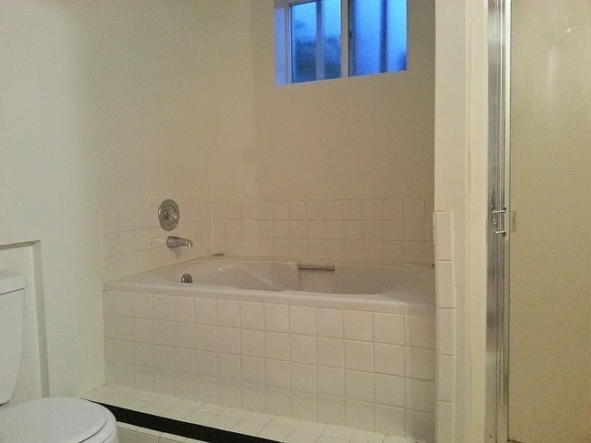 Building Photo - Spacious split entry home