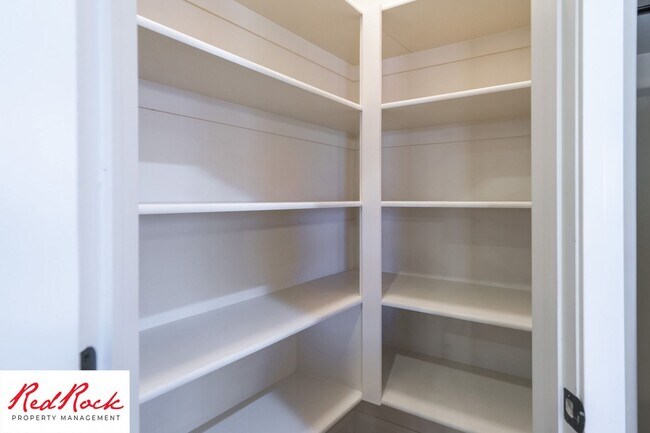 Building Photo - Dog Friendly, Pleasant 4 Bedroom, 2.5 Bathroom Townhome