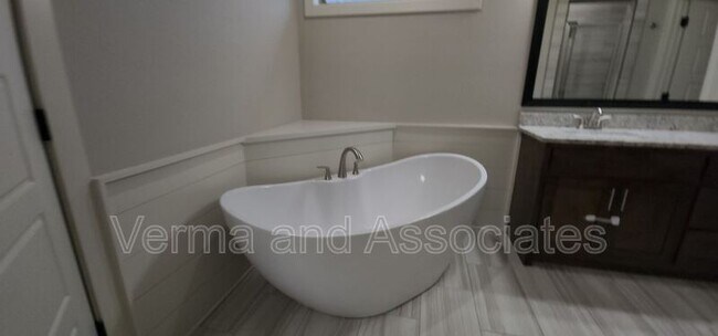 Building Photo - 3200 SW Hazelnut Ave