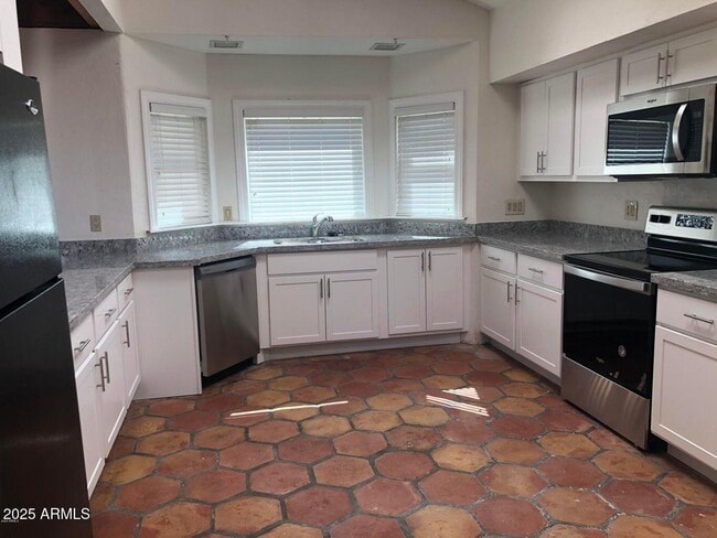 Building Photo - 6445 E Wildcat Dr