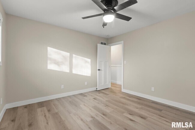 Building Photo - 1900 E Knox St