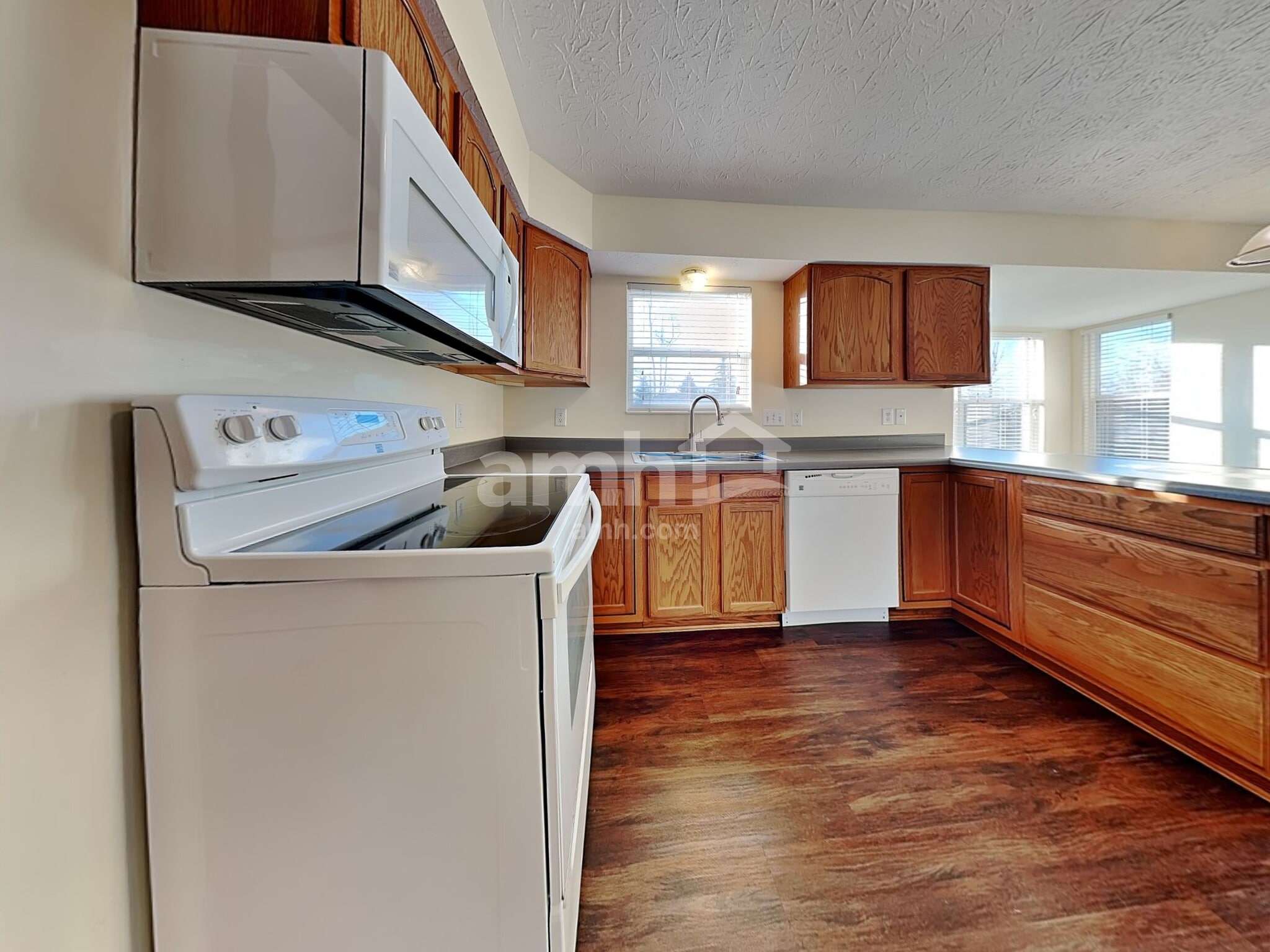 Building Photo - 6088 Lakewood Dr