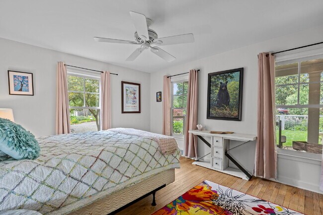 Building Photo - Charming Furnished Estate with Full-Servic...