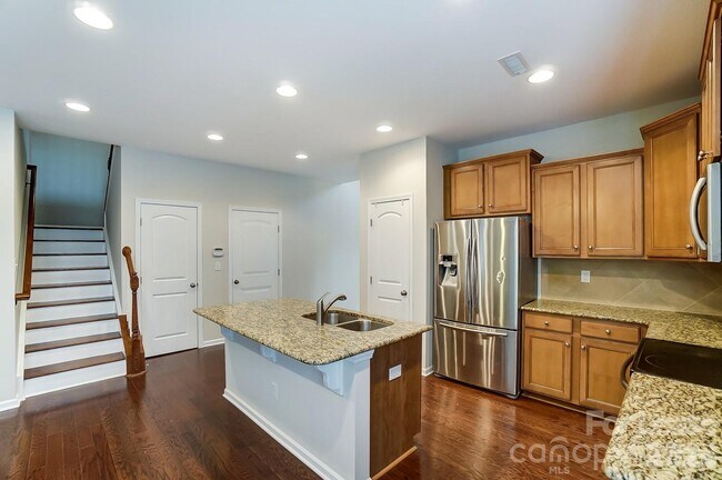 Building Photo - 1934 Madeira Cir