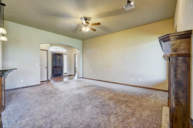 Building Photo - 1713 Pinewood Dr