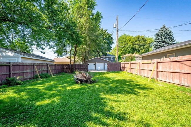 Building Photo - 928 8th Ave S