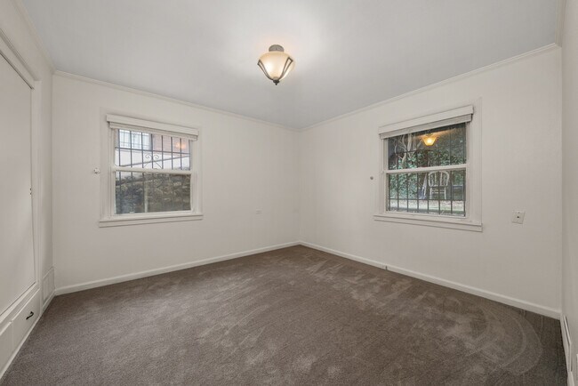 Building Photo - 827 W 11th Ave