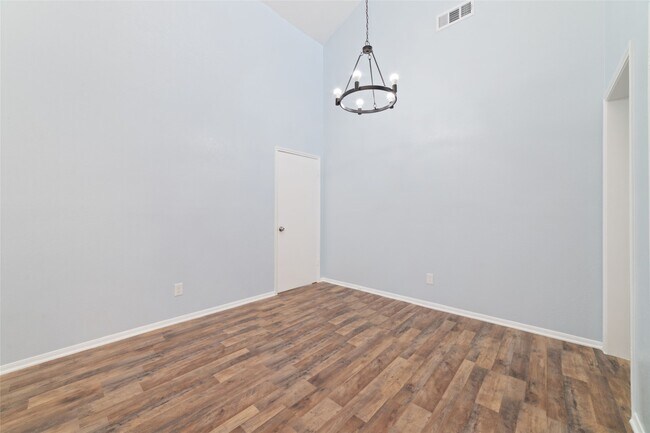 Building Photo - 17 April Point Dr N